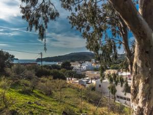 Plot with view over the Lakki bay